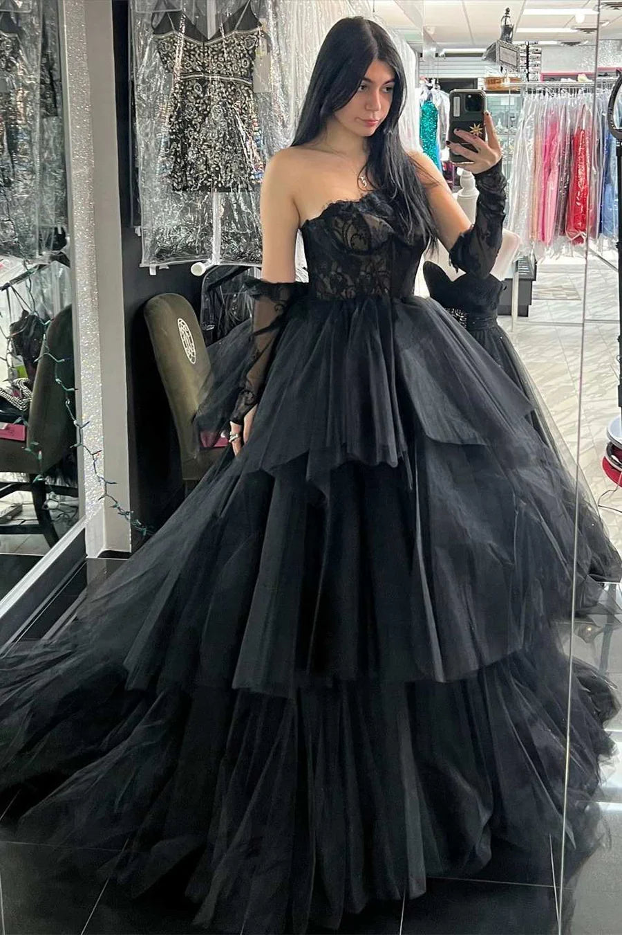 Vestido de fiesta de encaje sin tirantes, de varios niveles y con hombros descubiertos y cola